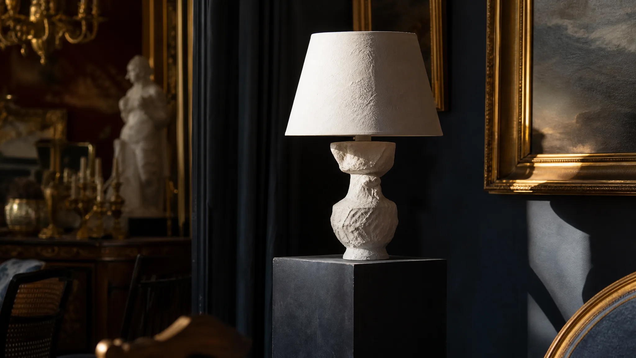 Expertise d'objet sans signature : lampe sculpturale en plâtre blanc