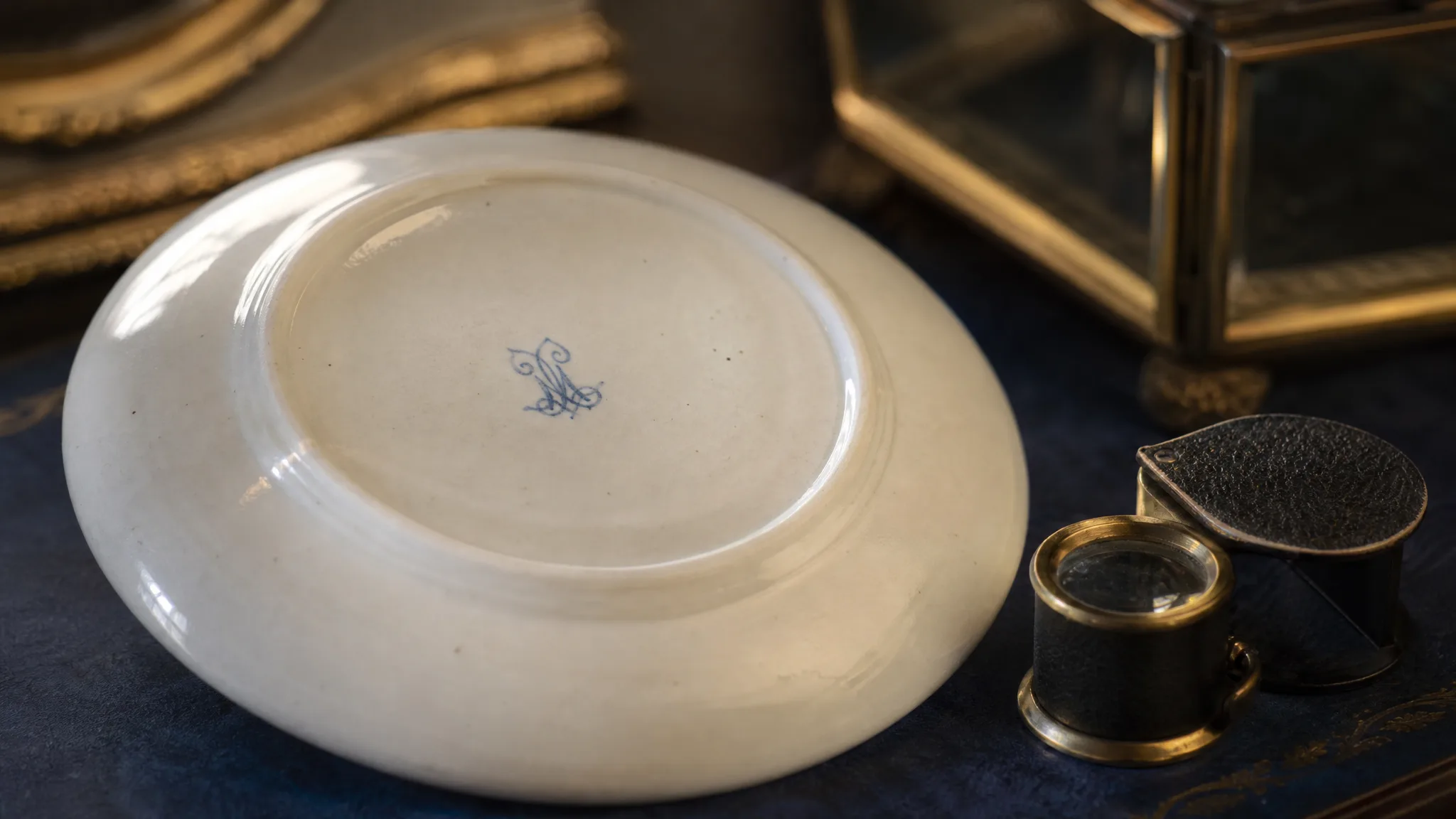 Marque porcelaine de Sèvres : revers d'assiette au double L bleu